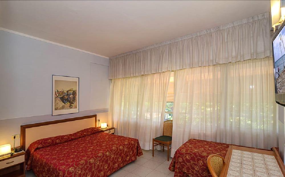 Hotel Le Ginestre Лідо-ді-Камайоре Екстер'єр фото